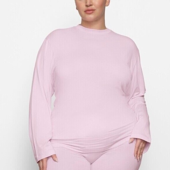 Skims Boyfriend Long Sleeve T-Shirt in Cherry Blossom, Size X-Small - Picture 1 of 7